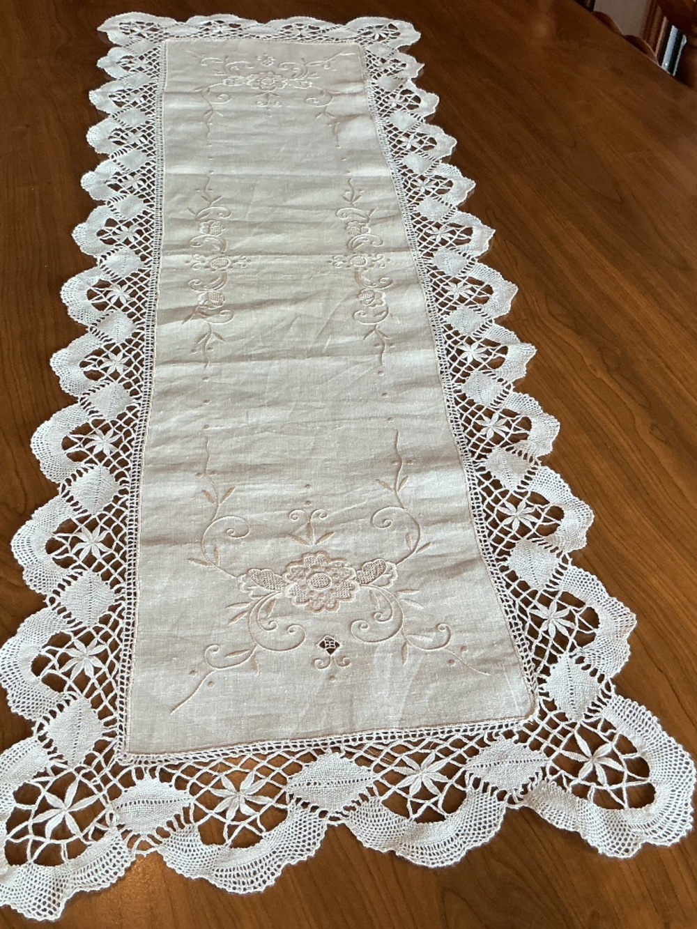 Vintage Ecru Lace Embroidered Table Runner Dresser Scarf 44x15